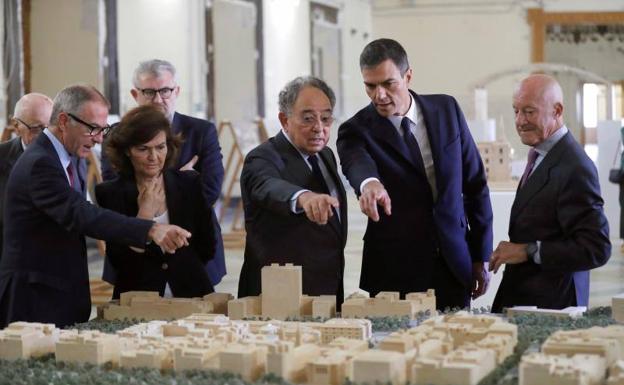 Pedro Sánchez (2d), acompañado de los arquitectos Norman Foster (d) y Carlos Rubio (c), la vicepresidenta del Ejecutivo, Carmen Calvo, el ministro de Cultura, José Guirao (i) y el director del Museo del Prado, Miguel Falomir (detrás).