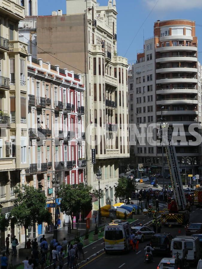 Fotos: Rescatado un hombre que amenaza con lanzarse al vacío desde un edificio del centro de Valencia