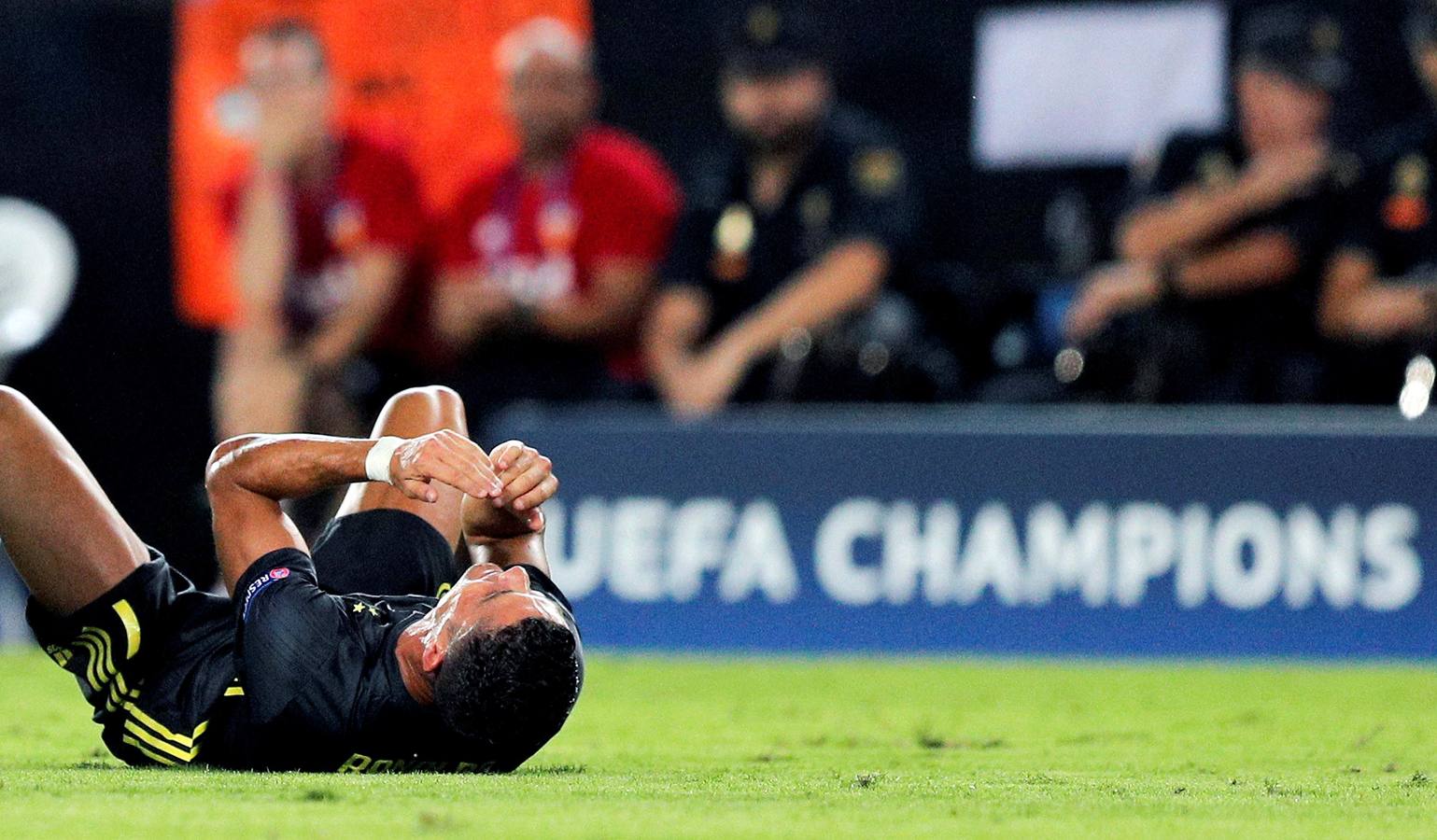 El portugués ve la roja directa por pelearse en el partido Valencia - Juventus