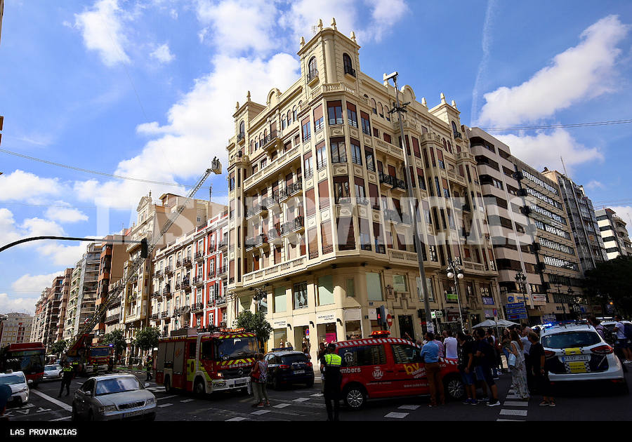 Fotos: Rescatado un hombre que amenaza con lanzarse al vacío desde un edificio del centro de Valencia