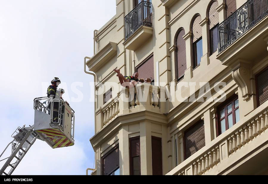 Fotos: Rescatado un hombre que amenaza con lanzarse al vacío desde un edificio del centro de Valencia