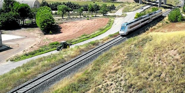 Momento en que el tractor saca distancia y se aleja del AVE, a la altura de Navarrete del Río. 