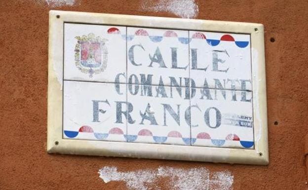 La antigua calle Comandante Franco de Alicante, con el rótulo pintado de blanco. 