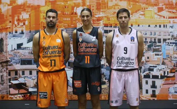 Jugadores de Valencia Basket, con las nuevas equipaciones.