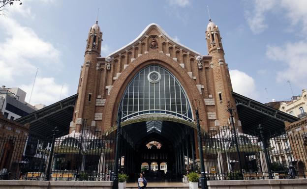 El Mercado de Colón acoge el mercadillo de moda, arte y gastronomía 'Zoco'. 