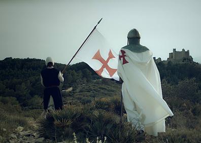 Imagen secundaria 1 - Alcalà de Xivert, en el interior de Castellón, conserva su castillo templario en muy buen estado de conservación. Con la desaparición de los templarios, la fortaleza pasó a la Orden de Montesa. En la última foto, el castillo de Peñíscola fue otro de sus bastiones. Cambiaron Tortosa por Peñíscola a cambio de una fortuna.