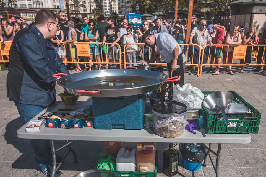 El Día Mundial de la Paella se ha celebrado en la plaza del Ayuntamiento de Valencia con una degustación de 9 paellas diferentes. El World Paella Day pretende dar prestigio a uno de los platos más conocidos de la gastronomía de todo el mundo y proyectar la ciudad de Valencia como destino turístico internacional. 