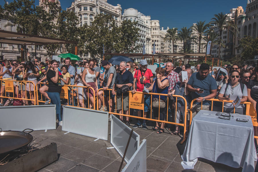 El Día Mundial de la Paella se ha celebrado en la plaza del Ayuntamiento de Valencia con una degustación de 9 paellas diferentes. El World Paella Day pretende dar prestigio a uno de los platos más conocidos de la gastronomía de todo el mundo y proyectar la ciudad de Valencia como destino turístico internacional. 