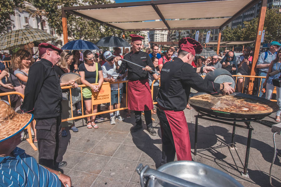 El Día Mundial de la Paella se ha celebrado en la plaza del Ayuntamiento de Valencia con una degustación de 9 paellas diferentes. El World Paella Day pretende dar prestigio a uno de los platos más conocidos de la gastronomía de todo el mundo y proyectar la ciudad de Valencia como destino turístico internacional. 