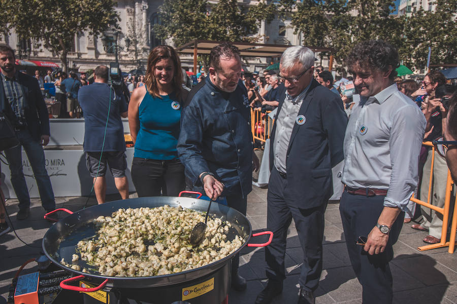 El Día Mundial de la Paella se ha celebrado en la plaza del Ayuntamiento de Valencia con una degustación de 9 paellas diferentes. El World Paella Day pretende dar prestigio a uno de los platos más conocidos de la gastronomía de todo el mundo y proyectar la ciudad de Valencia como destino turístico internacional. 