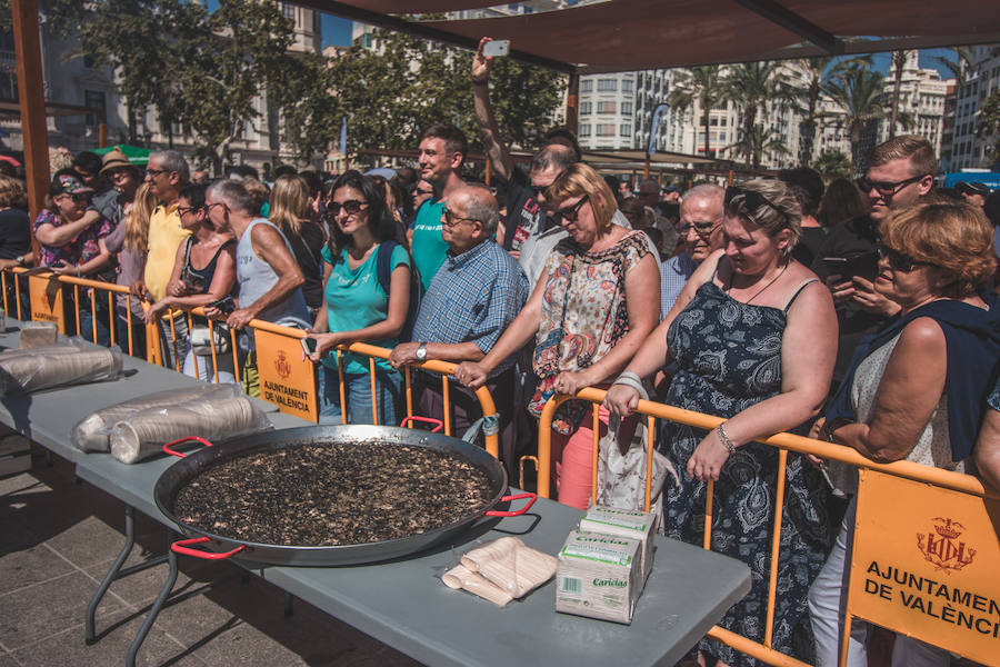 El Día Mundial de la Paella se ha celebrado en la plaza del Ayuntamiento de Valencia con una degustación de 9 paellas diferentes. El World Paella Day pretende dar prestigio a uno de los platos más conocidos de la gastronomía de todo el mundo y proyectar la ciudad de Valencia como destino turístico internacional. 