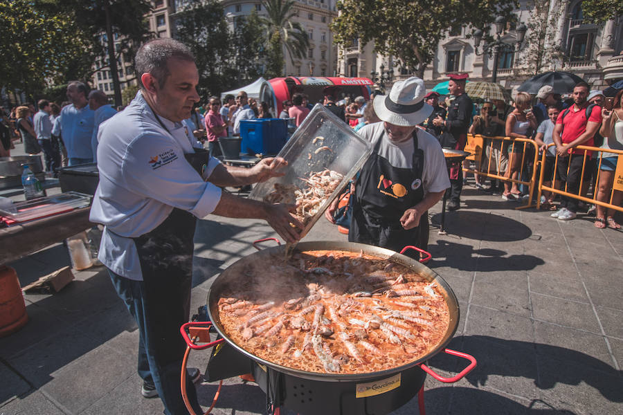 El Día Mundial de la Paella se ha celebrado en la plaza del Ayuntamiento de Valencia con una degustación de 9 paellas diferentes. El World Paella Day pretende dar prestigio a uno de los platos más conocidos de la gastronomía de todo el mundo y proyectar la ciudad de Valencia como destino turístico internacional. 