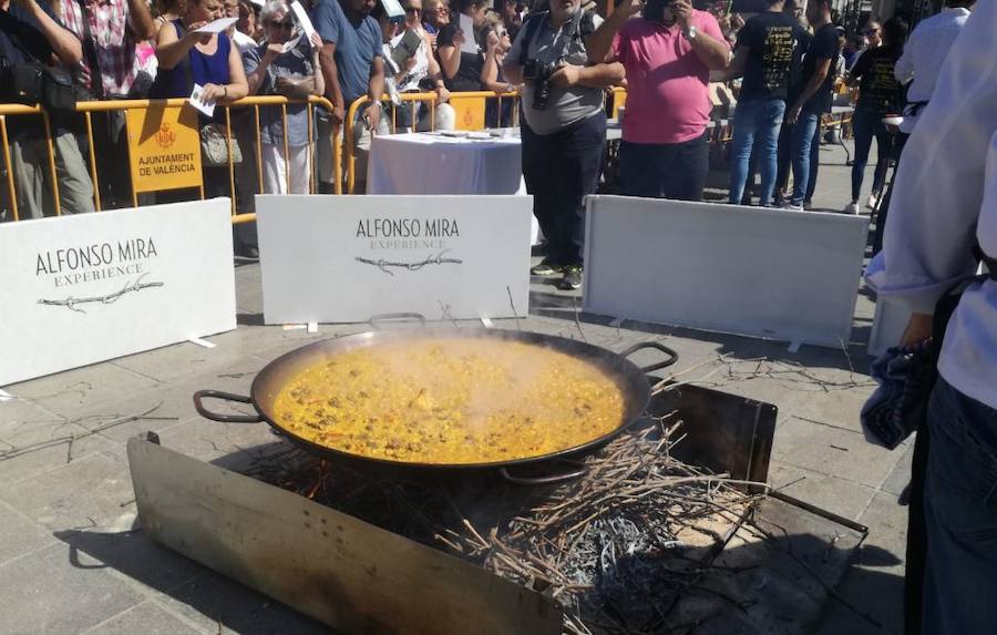 El Día Mundial de la Paella se ha celebrado en la plaza del Ayuntamiento de Valencia con una degustación de 9 paellas diferentes. El World Paella Day pretende dar prestigio a uno de los platos más conocidos de la gastronomía de todo el mundo y proyectar la ciudad de Valencia como destino turístico internacional. 