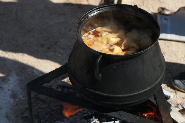 Preparación de all i pebre. 