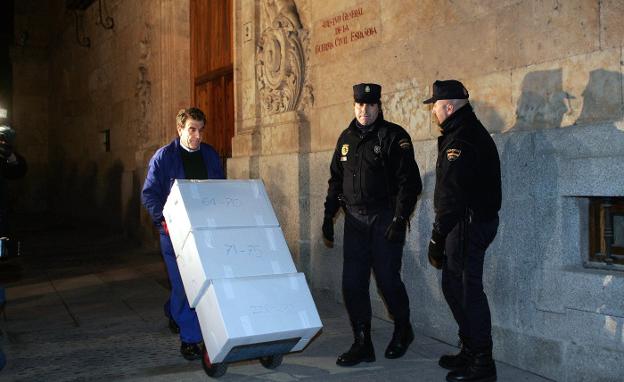 Un operario saca cajas del Archivo de Salamanca en 2006 con destino a Cataluña. 