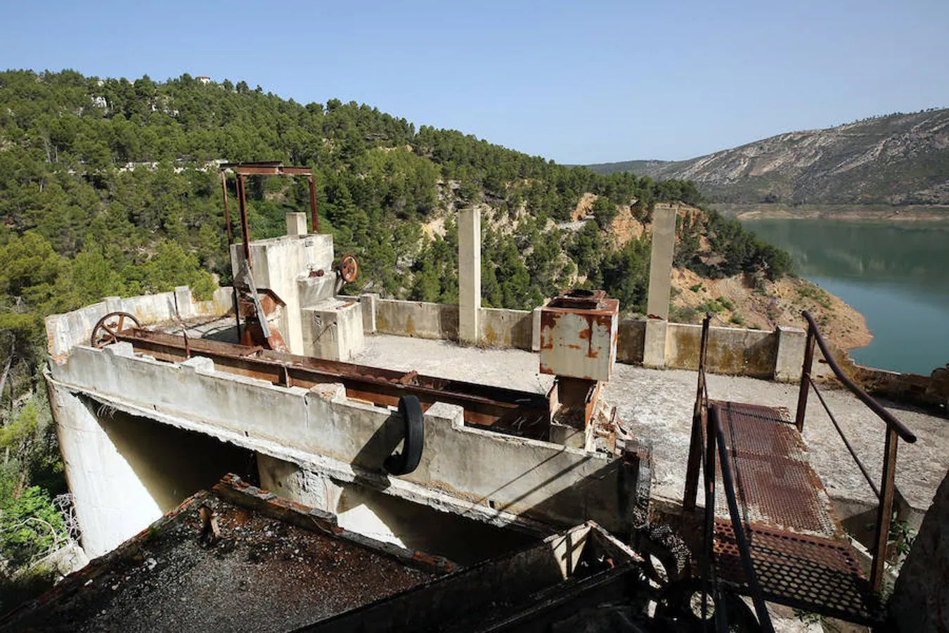 Construida en la década de los cuarenta, fue gestionada por la misma empresa que se encargó del embalse, Portolés y Cía, que se convertiría en una de las principales empresas de obras públicas tras la Guerra Civil. 