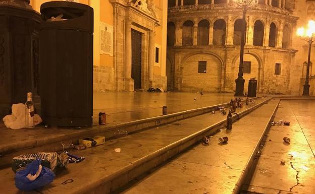 Imagen principal - Así ha quedado la Plaza de la Virgen tras el botellón celebrado la noche de este jueves 20 junto a la Basílica de la Mare de Déu y la Catedral 