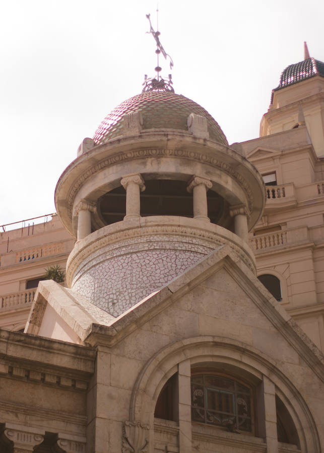 En el Mercado Central destacan algunas torres con cúpulas, recubiertas de cerámica en su interior.