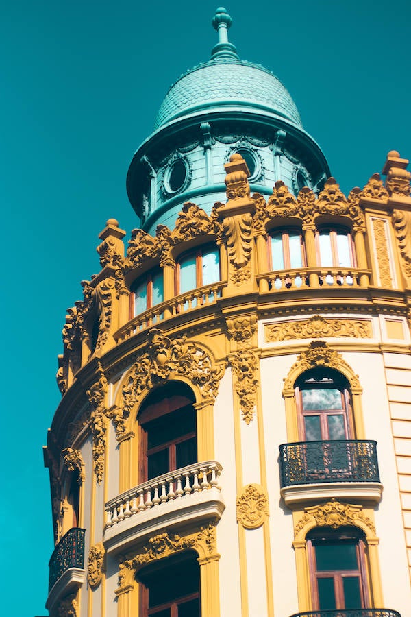 Edificio Ernesto Ferrer en la plaza del Ayuntamiento. Destaca su remate formado por una gran torre con cúpula con linterna. 