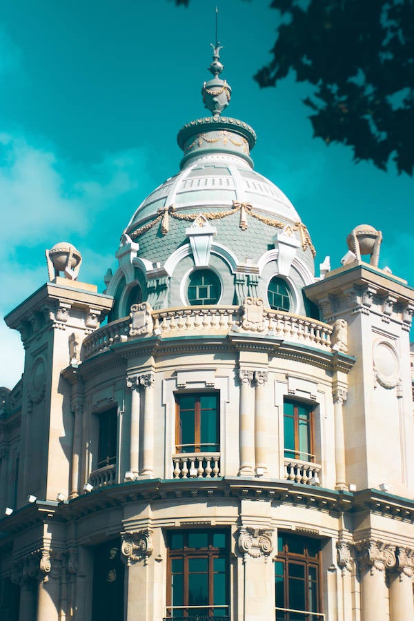 A ambos lados de la fachada del Edificio de Correos se hallan dos pequeñas torres con cúpulas revestidas de zinc. 