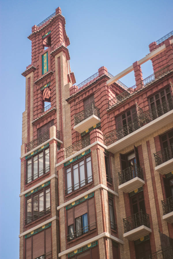 Muy llamativa es la torre del edificio Gil de la plaza del Ayuntamiento.