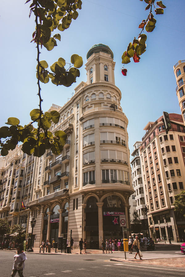 El edificio Barrachina, en la plaza del Ayuntamiento, se remata con una torre circular de dos cuerpos con ventanas. 