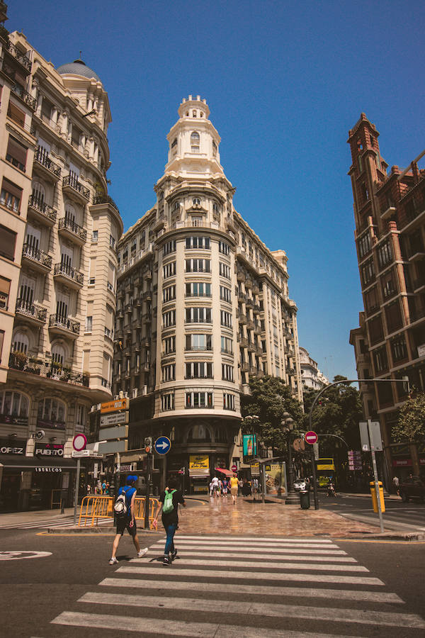 Otro ejemplo en la plaza del Ayuntamiento en el conocido como Edificio de los Sótanos.