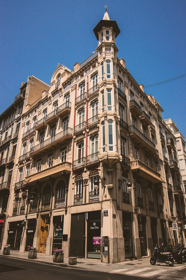 El mirador del Edificio Sancho, en la calle La Paz, recorre todos los pisos desde el principal y se remata con un agudo chapitel cubierto de teja vidriada.