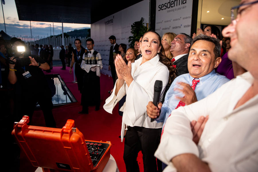 La tonadillera reaparece en público en un acto publicitario.