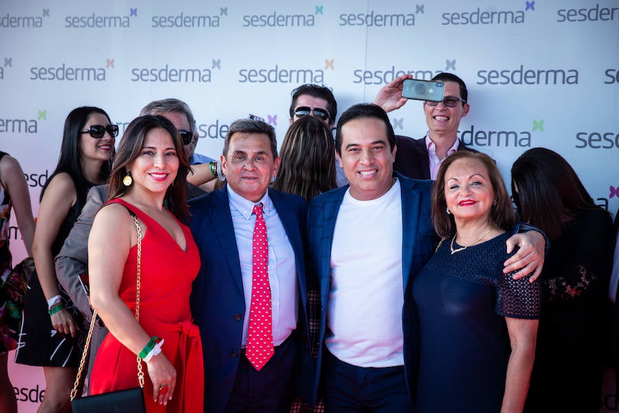 La tonadillera reaparece en público en un acto publicitario.