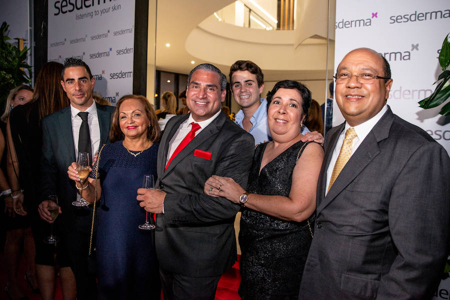 La tonadillera reaparece en público en un acto publicitario.