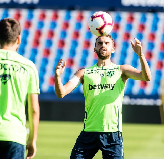 Borja Mayoral controla un balón durante un entrenamiento en el Ciutat. 