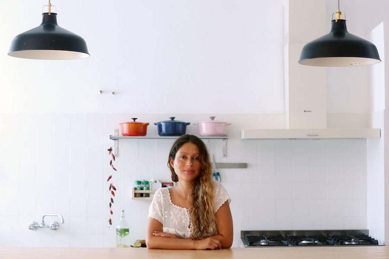 Natalia Restrepo ubicó su casa en la que fuera sede de la Sociedad Vegetariana de Valencia. Sin televisión ni equipo de sonido, la experta en alimentación ha creado un hogar familiar a su medida. La idea era gastarse poco dinero en la obra e invertir en los materiales nobles. El baño y los dormitorios los hicieron de cero, y el corazón de la casa es un gran espacio común directamente relacionado con la cocina y la terraza.