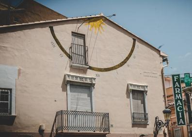 Imagen secundaria 1 - El reloj de sol se encuentra en la pared de una finca de la calle Mediterráneo, en la esquina con José Benlliure 