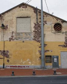 Imagen secundaria 2 - Reloj ubicado en la Casa dels Bous, en pleno barrio del Cabanyal, de finales del siglo XIX