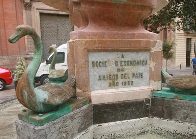 Imagen secundaria 1 - Reloj de sol de la iglesia de Santo Tomás, en la plaza de San Vicente Ferrer, conocida como la plaza de los patos 