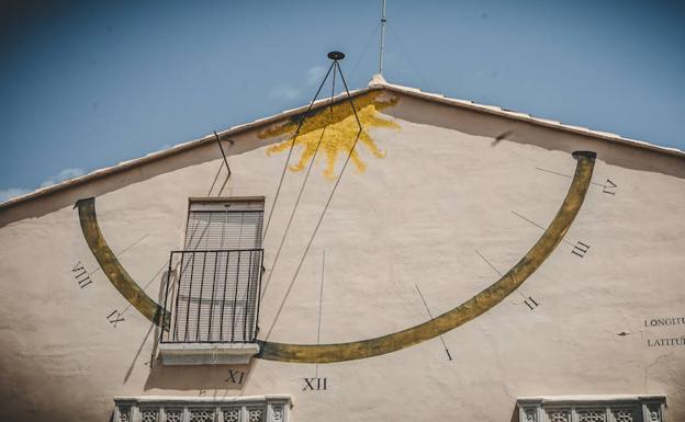 Imagen principal - El reloj de sol se encuentra en la pared de una finca de la calle Mediterráneo, en la esquina con José Benlliure 