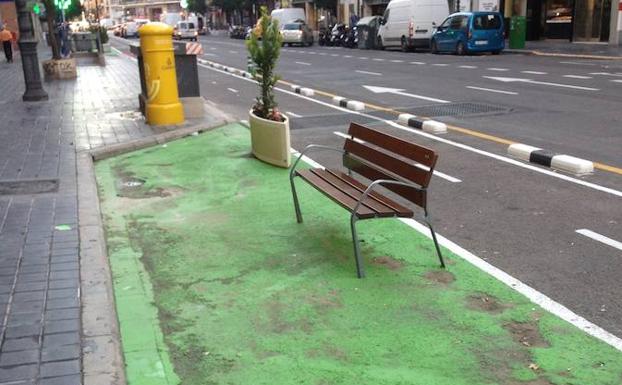 Aspecto sucio y degradado de la 'zona verde' de la calle San Vicente. 