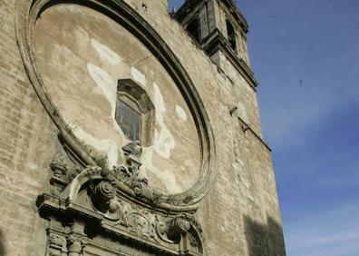 Imagen secundaria 1 - El reloj de sol de la fachada de la iglesia de los Santos Juanes se encuentra en un círculo apenas visible debido a un incendio durante la Guerra Civil 