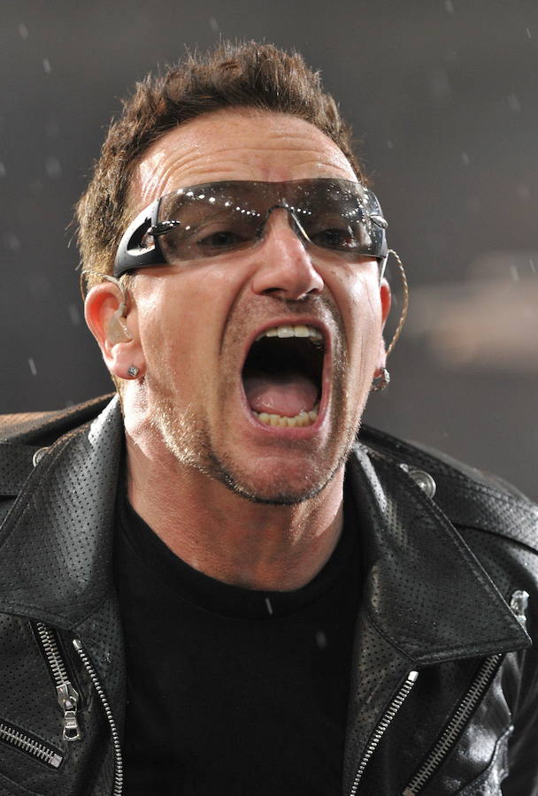 Premiar el esfuerzo, la amabilidad o la buena atención en un local de hostelería pasa por dejar un dinerillo extra con la factura y algunos famosos son muy espléndidos con las propinas. Bono, vocalista de U2, dejó una propina de 150 dólares (125 euros) en Los Angeles por un menú de 20 dólares. 