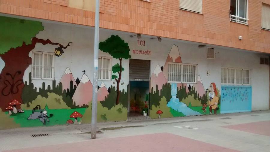 El presunto parricida se ha lanzado por la ventana de su piso y ha caído frente a una guardería infantil. 