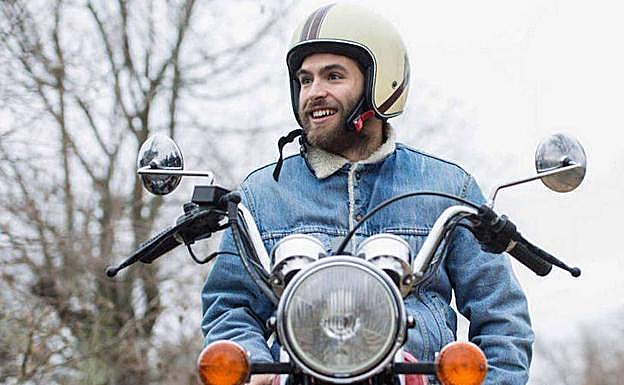 Carlitos de 'Cuéntame cómo pasó' se reencuentra con su Yo del futuro en 'Vivir sin permiso'