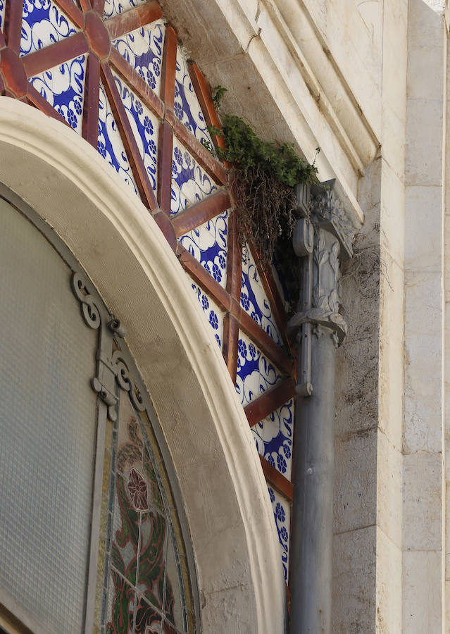 El Ayuntamiento rechaza reparar las goteras al alegar que se trata de un recinto autogestionado, mientras se degrada más el edificio protegido