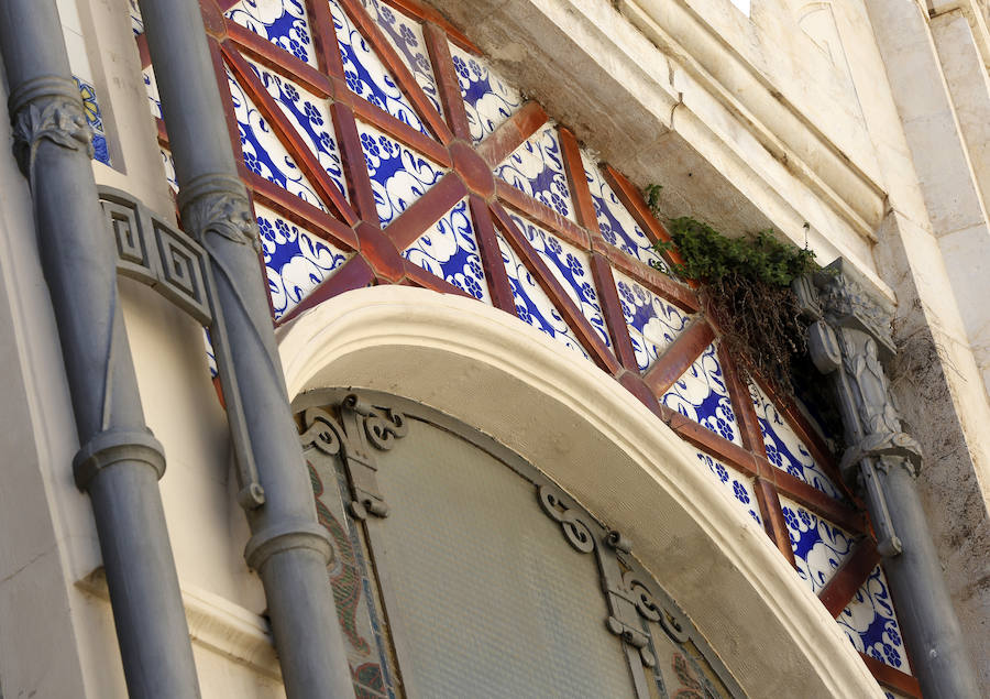 El Ayuntamiento rechaza reparar las goteras al alegar que se trata de un recinto autogestionado, mientras se degrada más el edificio protegido