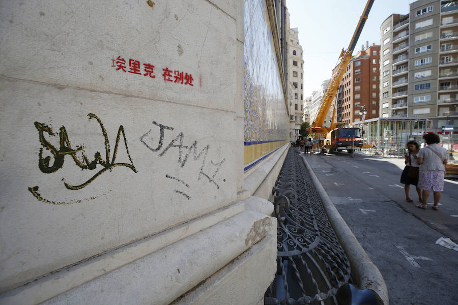 El Ayuntamiento rechaza reparar las goteras al alegar que se trata de un recinto autogestionado, mientras se degrada más el edificio protegido