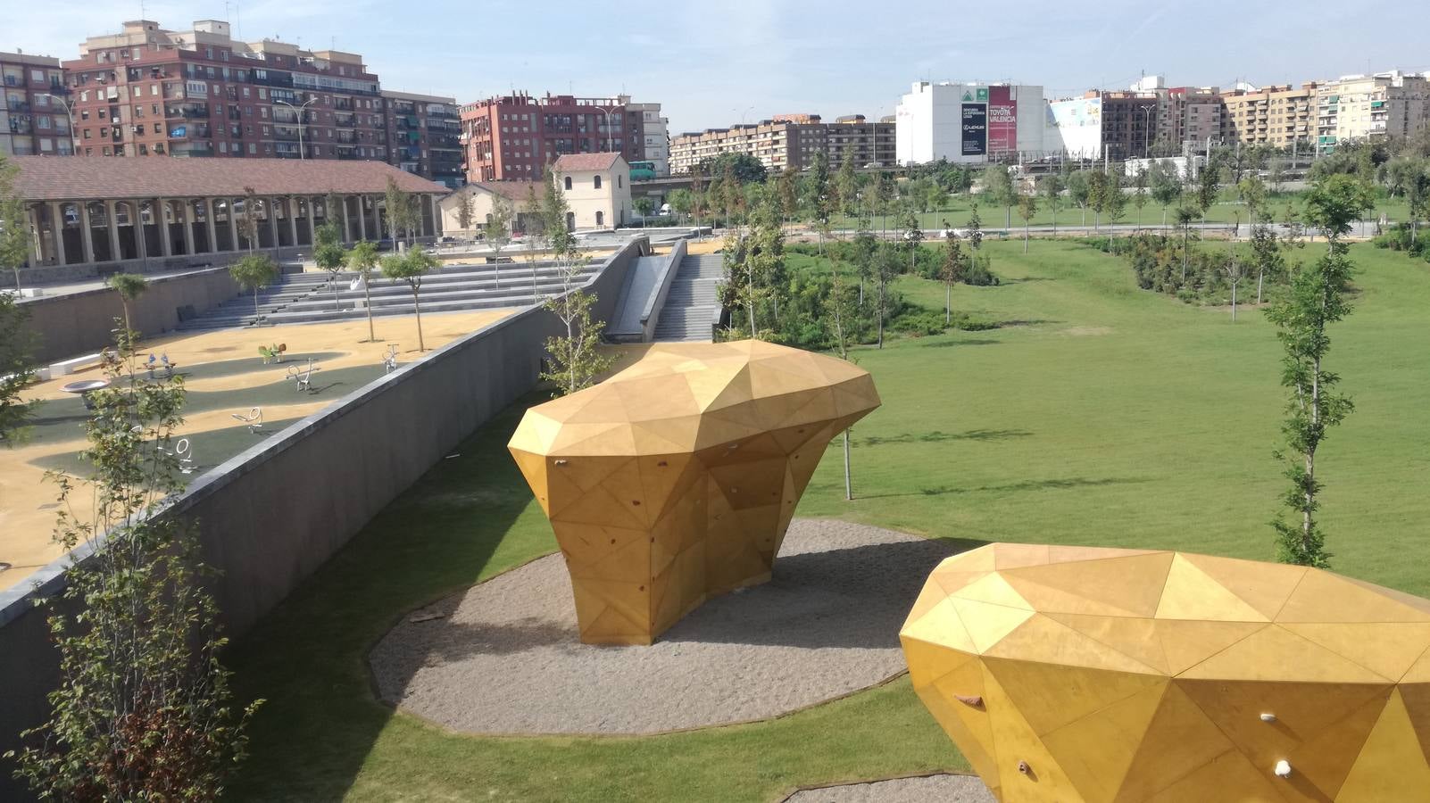 El Parque Central de Valencia comienza a ser una realidad. El avance de las obras ya permite ver cómo será uno de los pulmones de la ciudad y otro punto de encuentro para el deporte y el ocio.