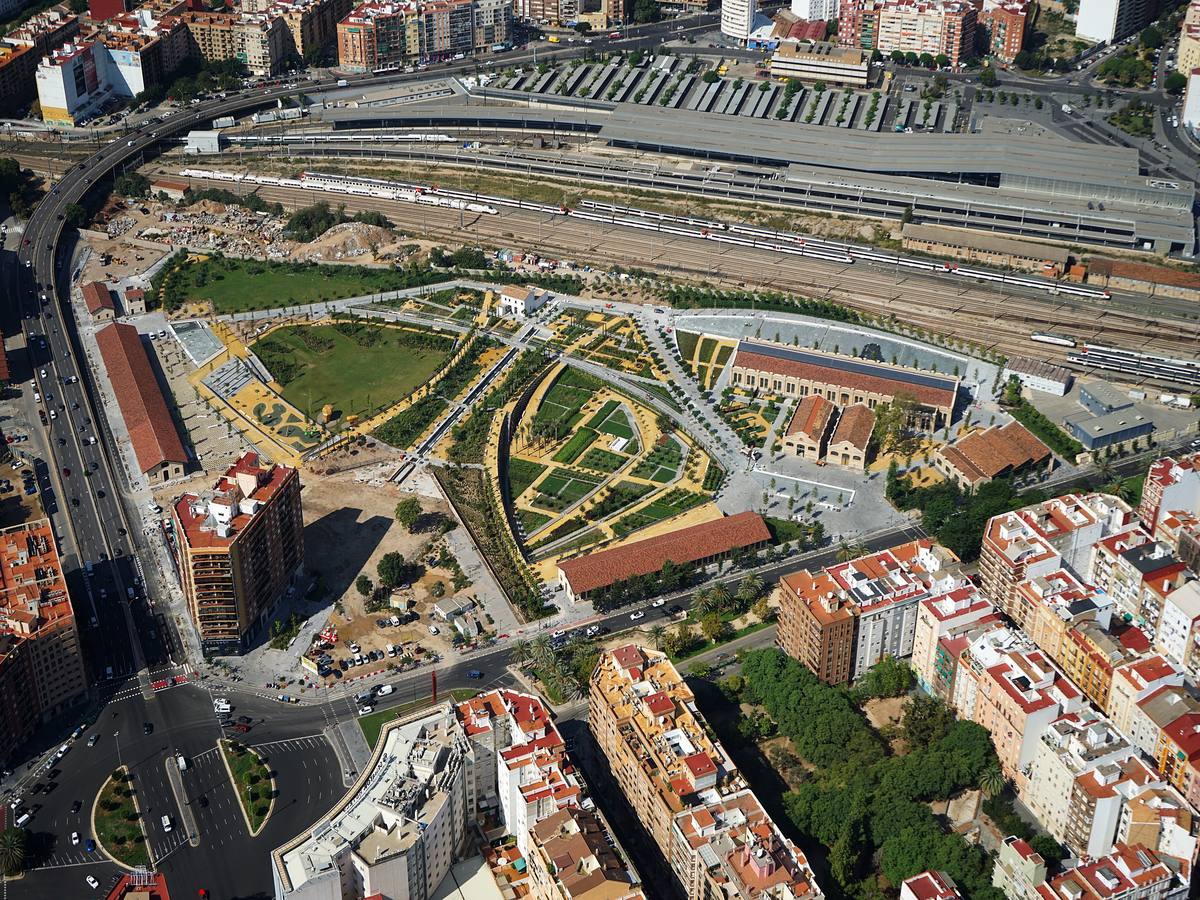 El Parque Central de Valencia comienza a ser una realidad. El avance de las obras ya permite ver cómo será uno de los pulmones de la ciudad y otro punto de encuentro para el deporte y el ocio.