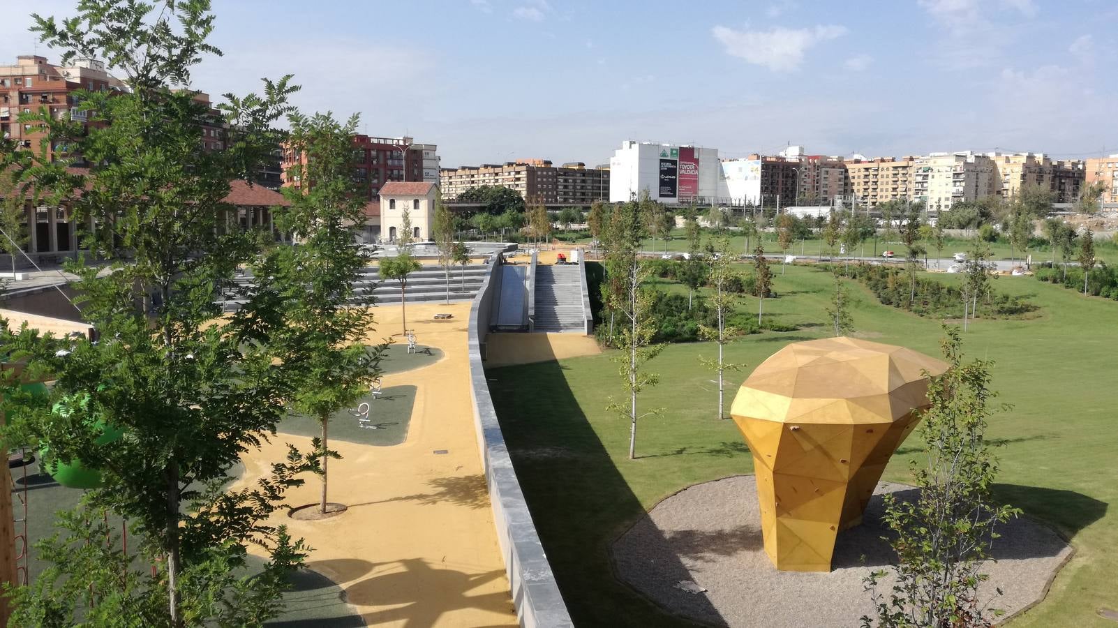 El Parque Central de Valencia comienza a ser una realidad. El avance de las obras ya permite ver cómo será uno de los pulmones de la ciudad y otro punto de encuentro para el deporte y el ocio.