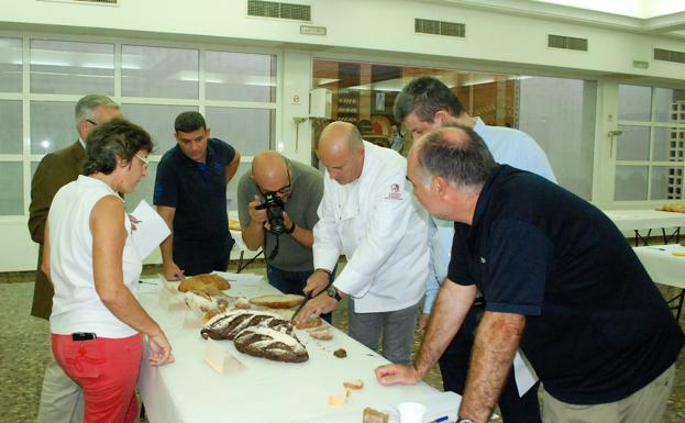 Jurado decidiendo qué pan es el ganador del concurso.