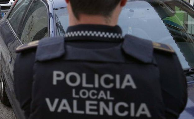 Intenta llevarse a una bebé por la fuerza tras discutir con la madre de madrugada en Valencia